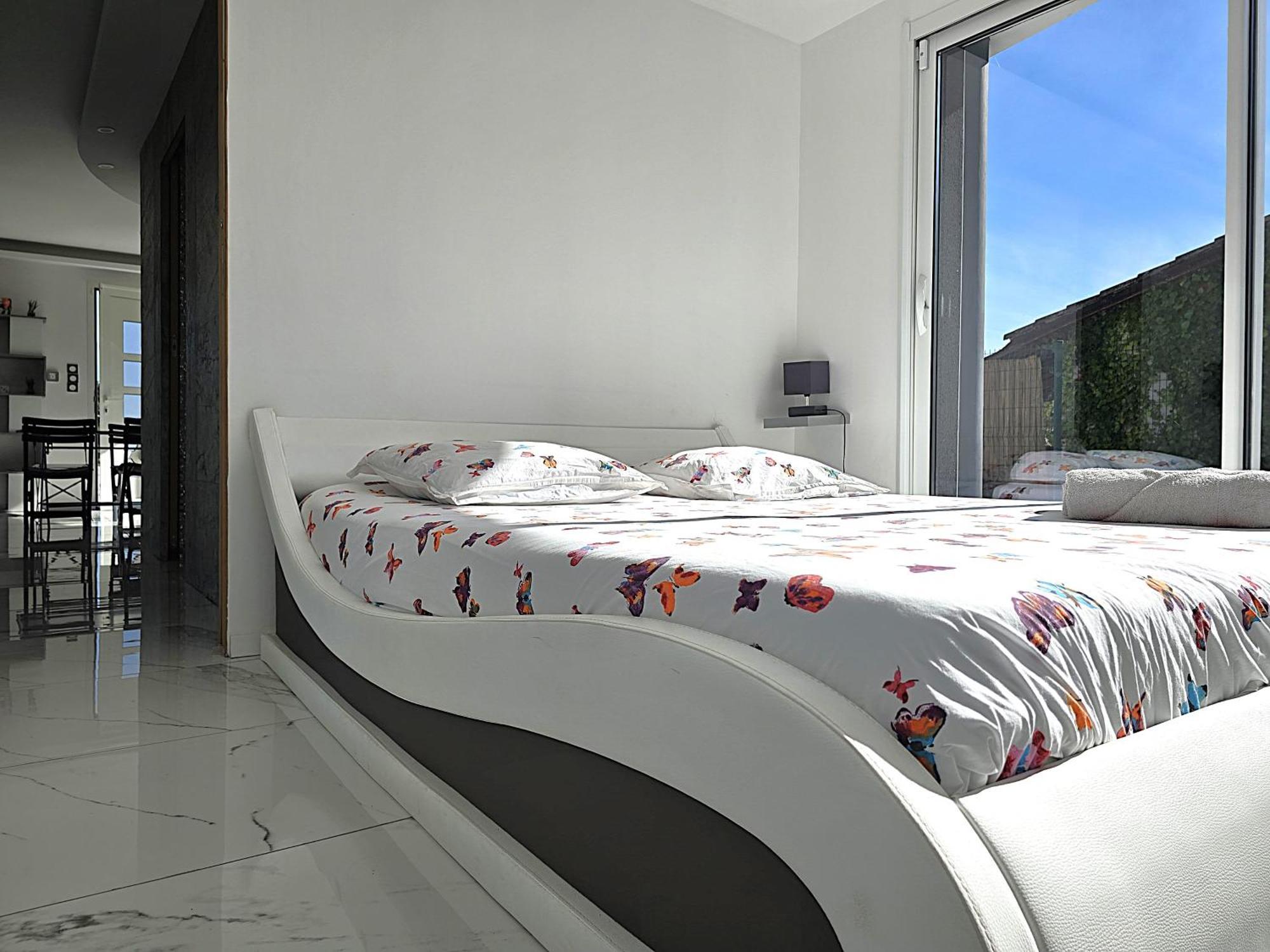 Sapiac: Modern Italian-inspired Retreat With Private Pool *